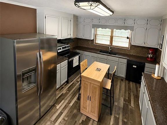 5th image of 202 Bryan St E