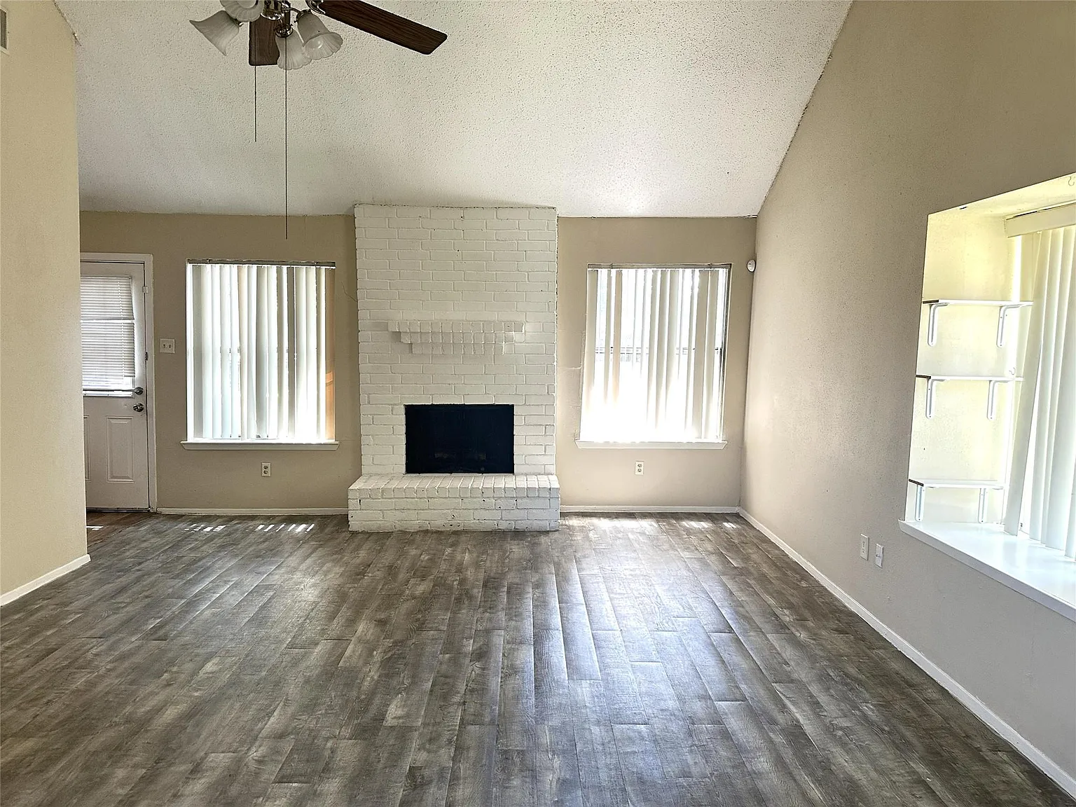 3 bed, 2.5 bath, 1518 sqft, $1,700 — Photo 2