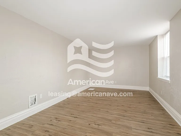 1339902_003_living_room_13669710.jpg