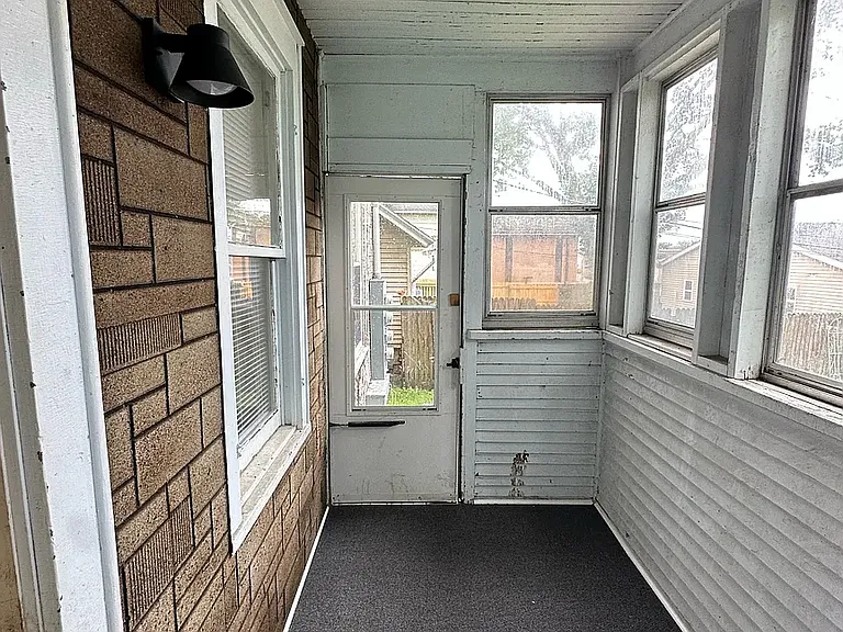 611 1st Ave — Photo 8