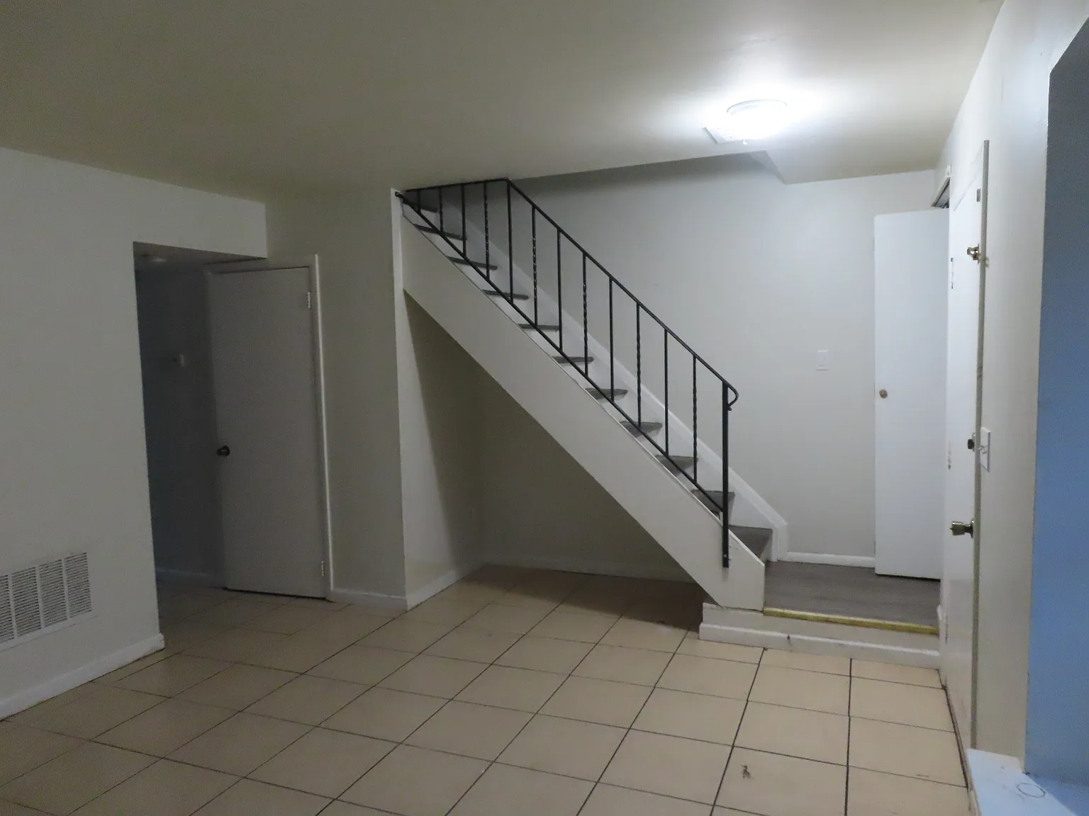 2 bed, 1040 sqft, $2,300 — Photo 2