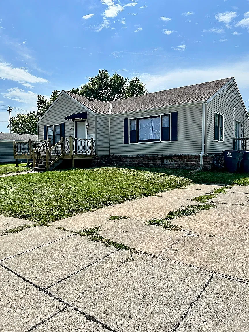3 bed, 1246 sqft, $1,550 — Photo 1