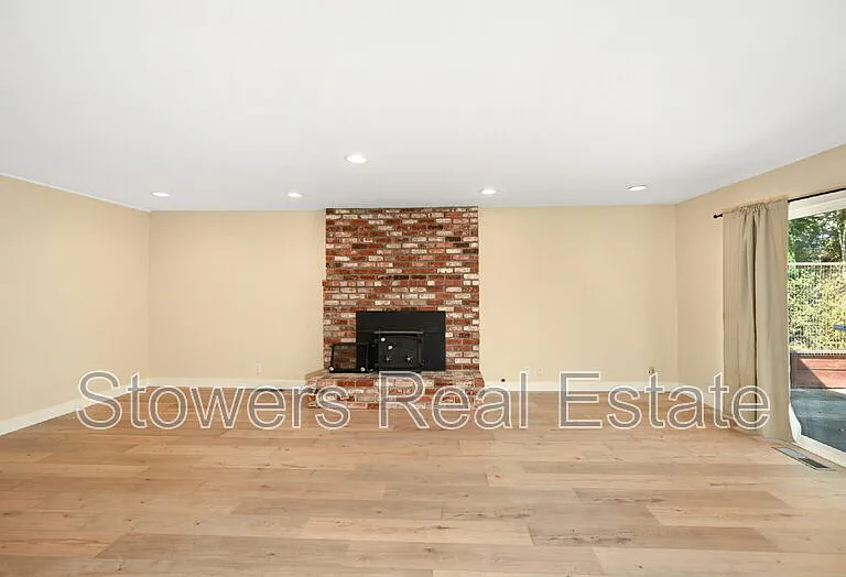 1090 Livorna Rd — Photo 11