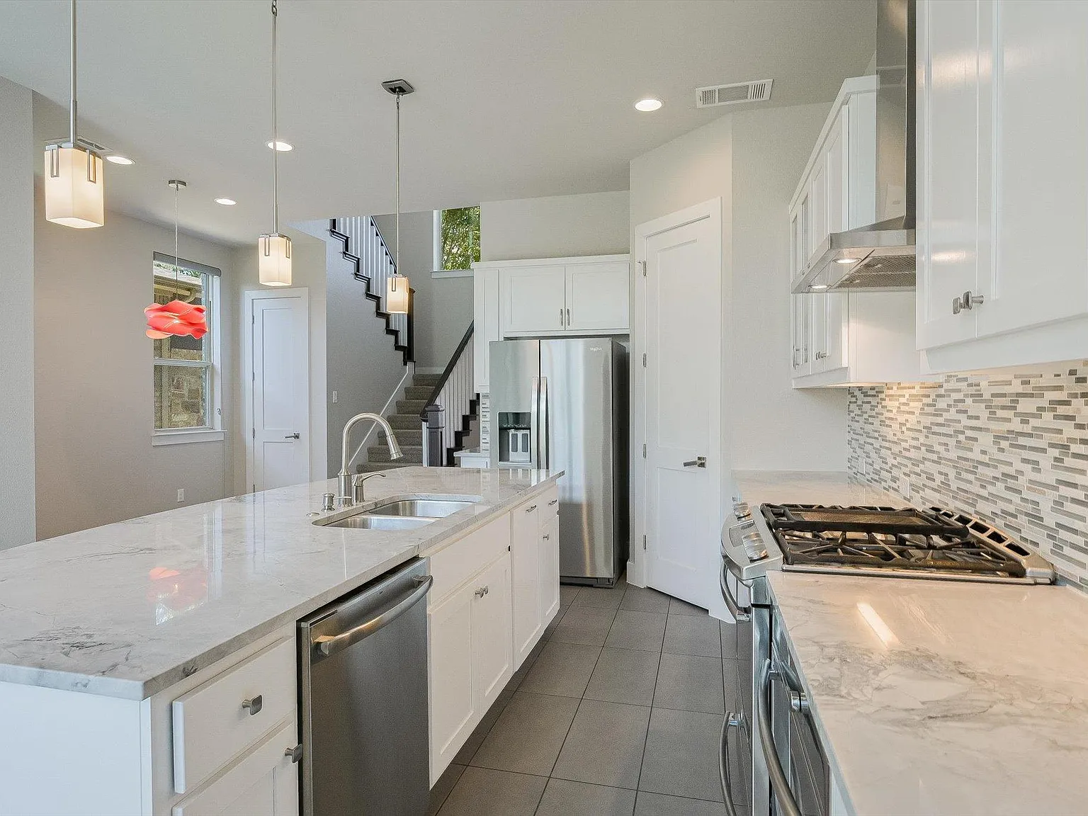 3 bed, 2.5 bath, 2307 sqft, $2,895 — Photo 3