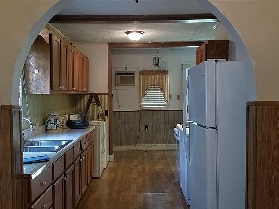 4th image of 16 Wisteria St