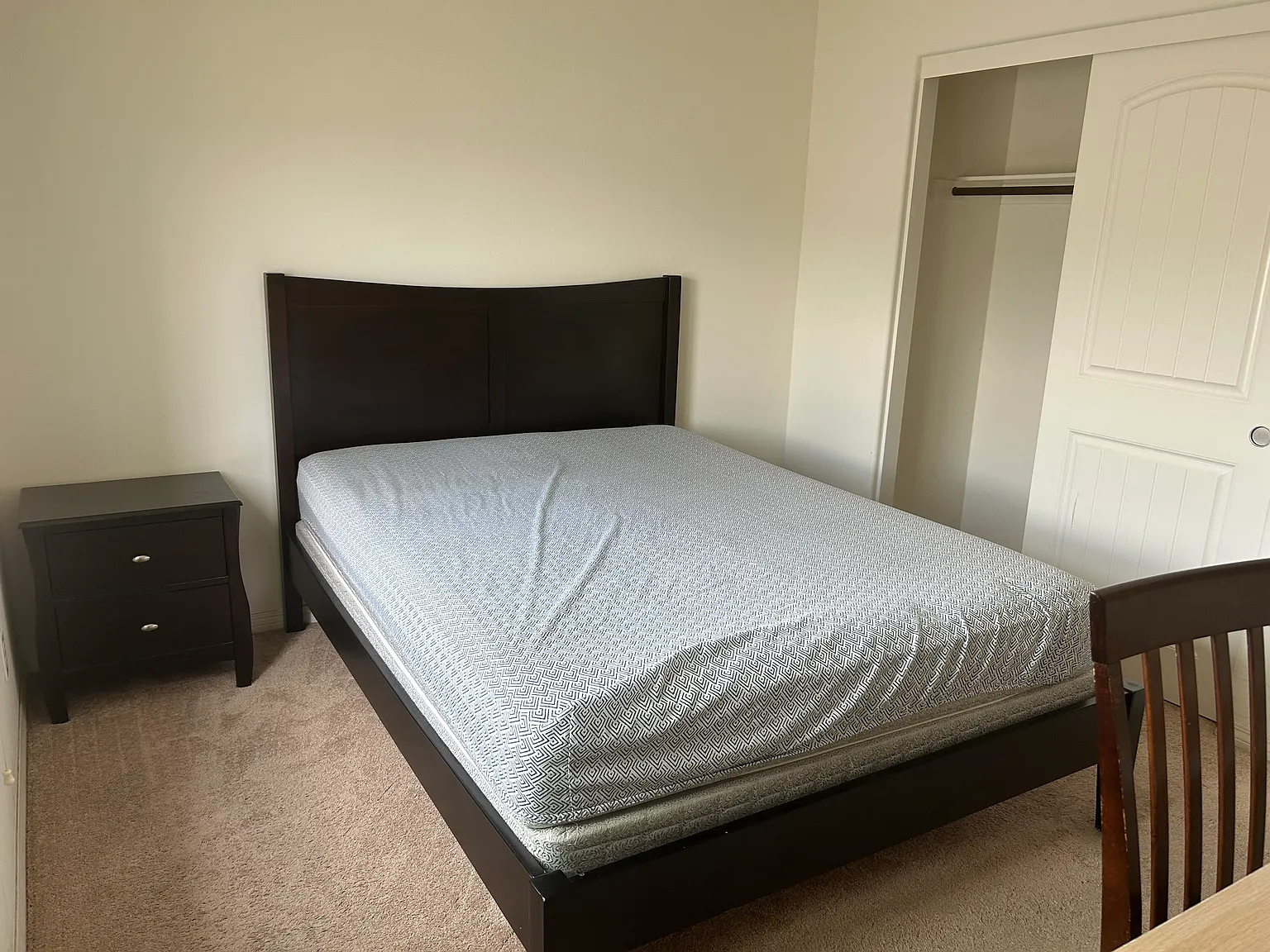 6 bed, 4288 sqft, $999 — Photo 3