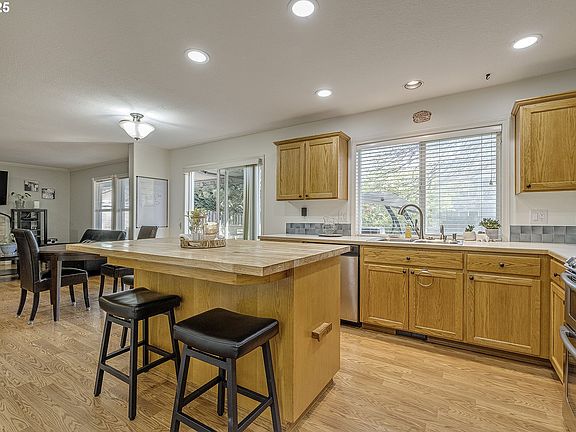4th image of 2554 NE Katie Dr