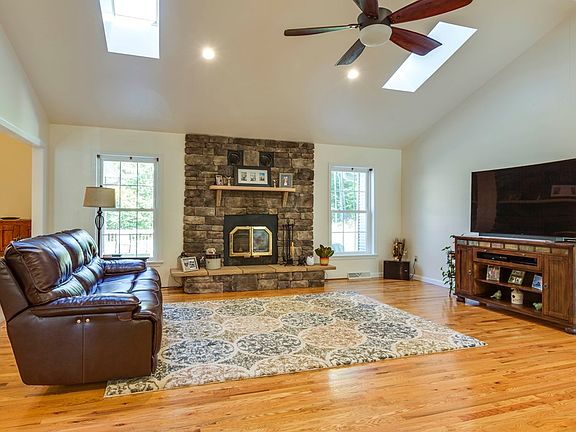 4th image of 119 Hills Creek Dr