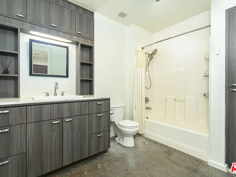 630 W 6th St #207 — Photo 31