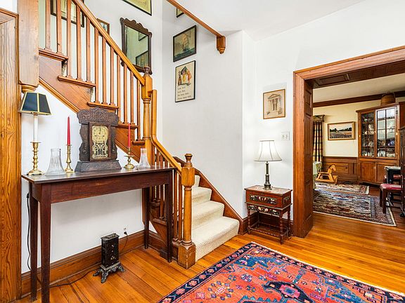 25th image of 418 Fairview St