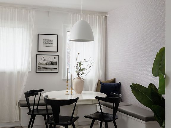 3rd image of 427 Royal York Rd