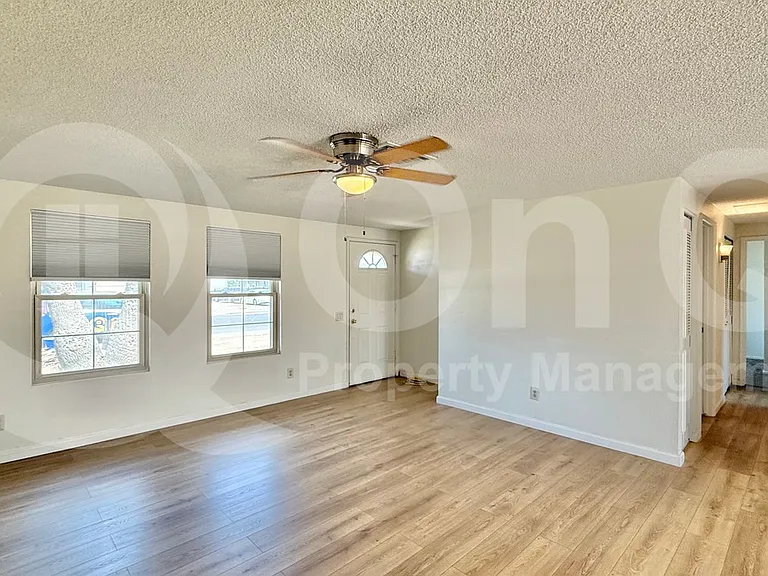 3602 N 72nd Ln — Photo 2