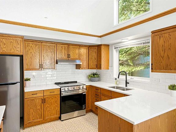 2nd image of 50 N Douglasview Park SE