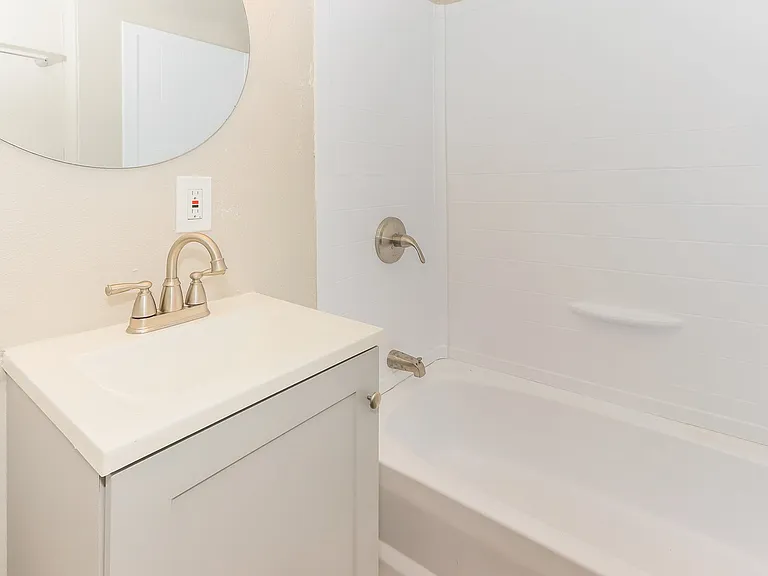1765151_022_main_bathroom_13186779.jpg