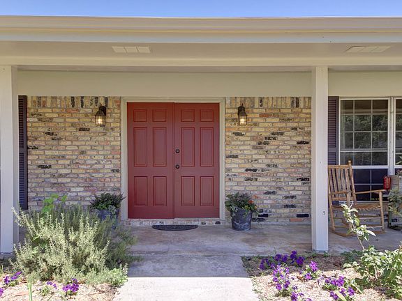 3rd image of 409 Corona Dr