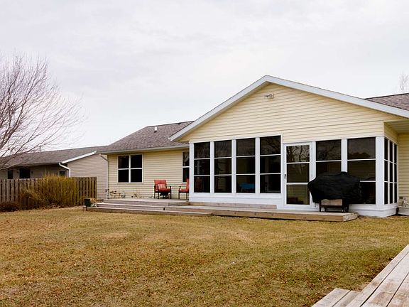 5th image of 880 Maple St