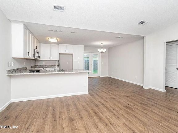 3rd image of 451 N BOULEVARD E
