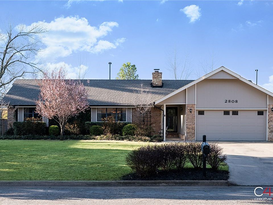 1st image of 2808 Parkwood Dr