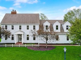 W298N1864 Lost Tree Ct, Pewaukee, WI 53072