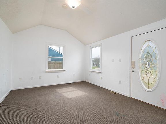4th image of 2624 E Cloverdale Dr