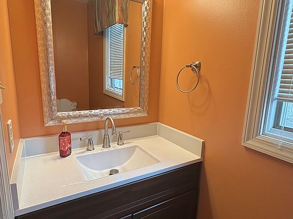 FIRST FLOOR: POWDER ROOM