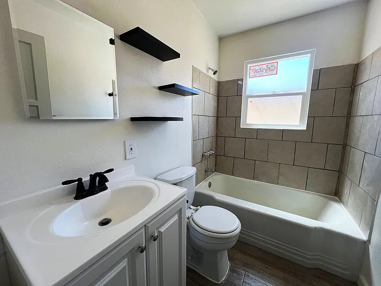 950 Flora St — Photo 11