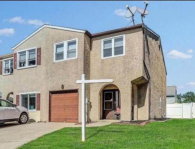 Stucco exterior with a large garage and a welcoming entrance way! Garage and front doors getting painted.