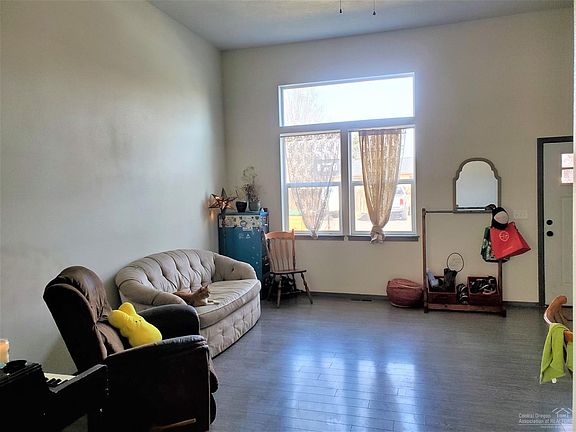 5th image of 267 SE Laurel Ln