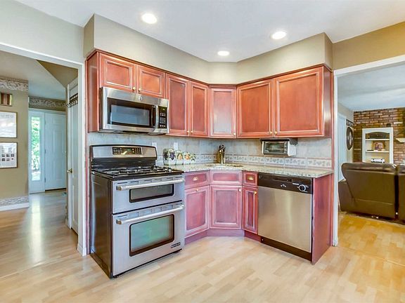 4th image of 246 Connetquot Dr