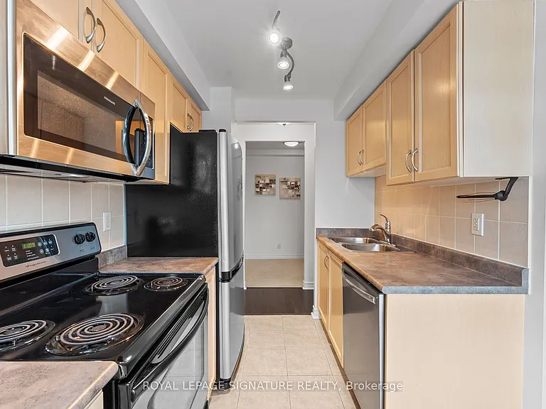212 Eglinton Ave E #1411 — Photo 11