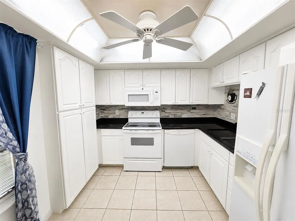 1 bed, 1.5 bath, 810 sqft, $1,650 — Photo 2