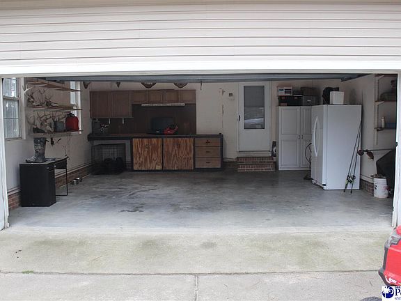 4th image of 924 Hillcrest Rd