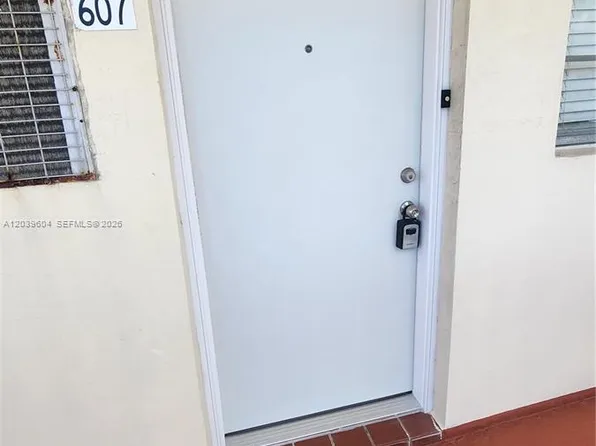 2920 Point East Dr, Aventura, FL