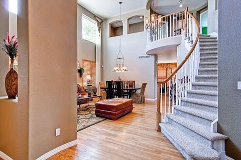 small[photo 1692201] Interior Front Entry.jpg