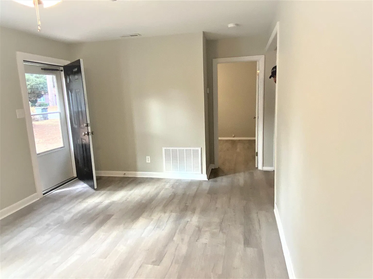 3 bed, 960 sqft, $1,600 — Photo 3
