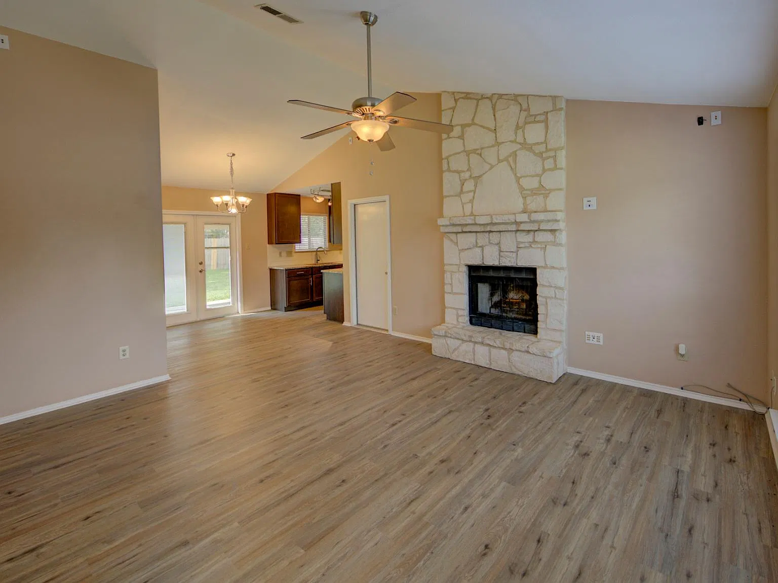 3 bed, 958 sqft, $1,795 — Photo 4