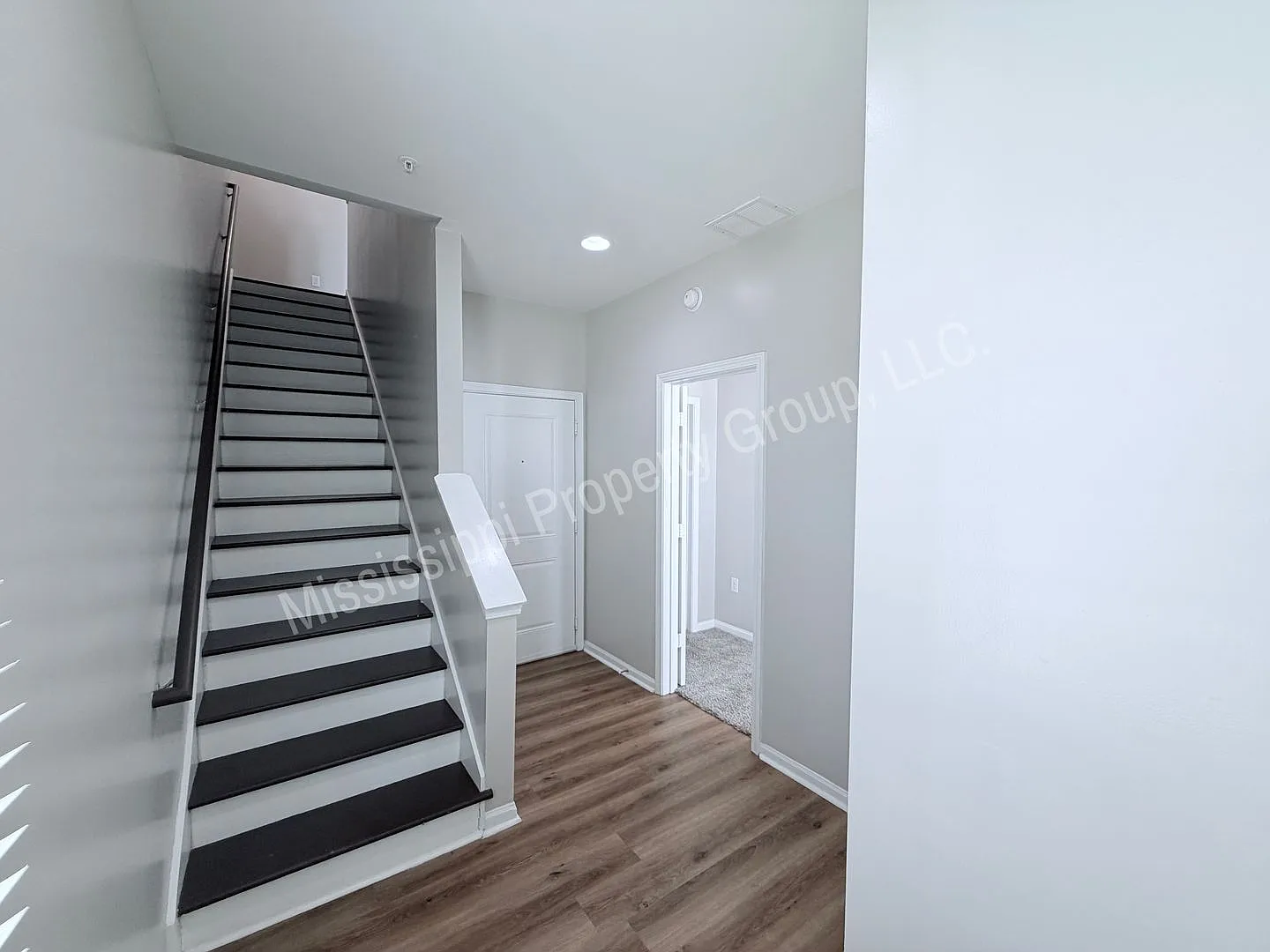 4bd/4.5ba In Rowandale! — Photo 3