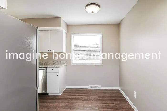 2392 Ashdale Dr — Photo 5