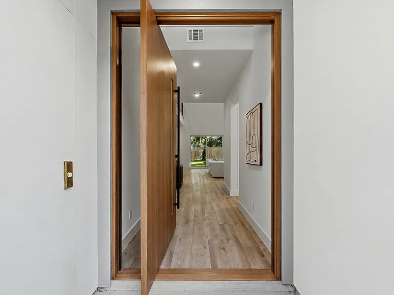 603 Grandview Ave — Photo 2