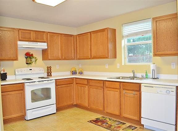 4th image of 2820 Desert Dr