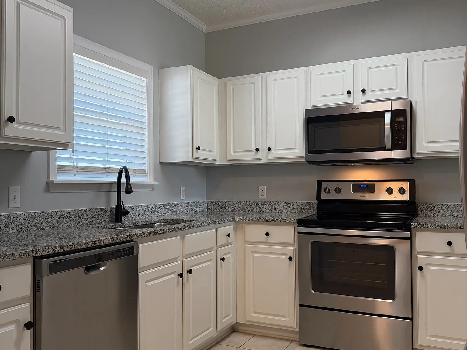 2 bed, 1050 sqft, $1,600 — Photo 3