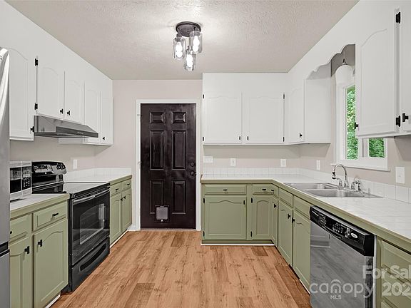 3rd image of 177 Candlestick Dr