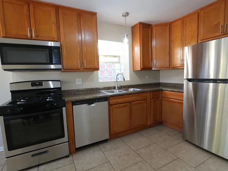 8553 S Oglesby Ave — Photo 6