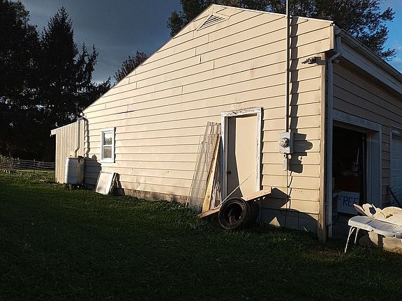 3rd image of 840 Crew Ave