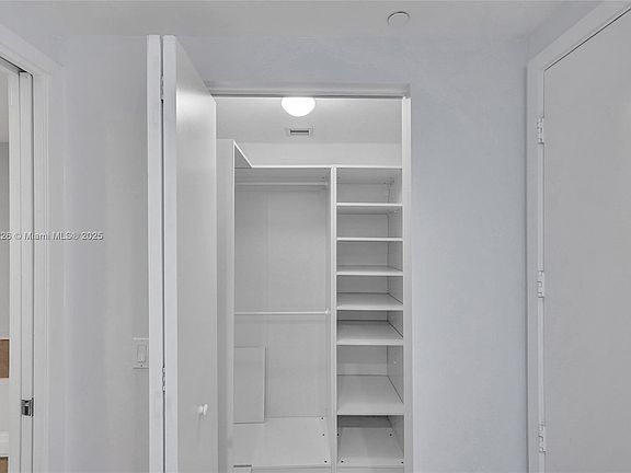 4th image of 488 NE 18th St Unit 2405