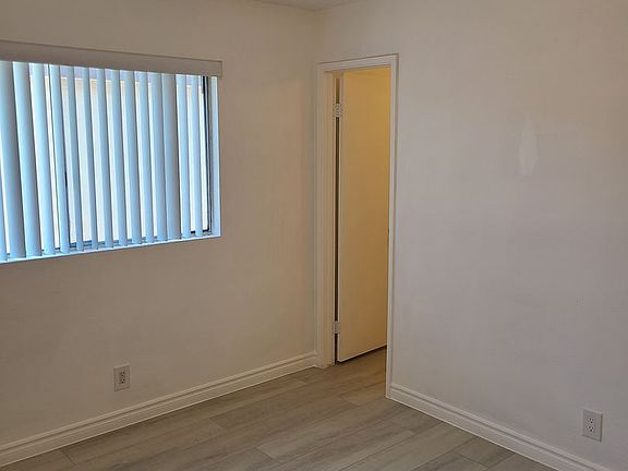5th image of 9512 Oak St APT E