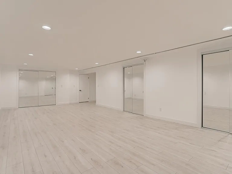 Basement additional room, perfect for gym or home theater