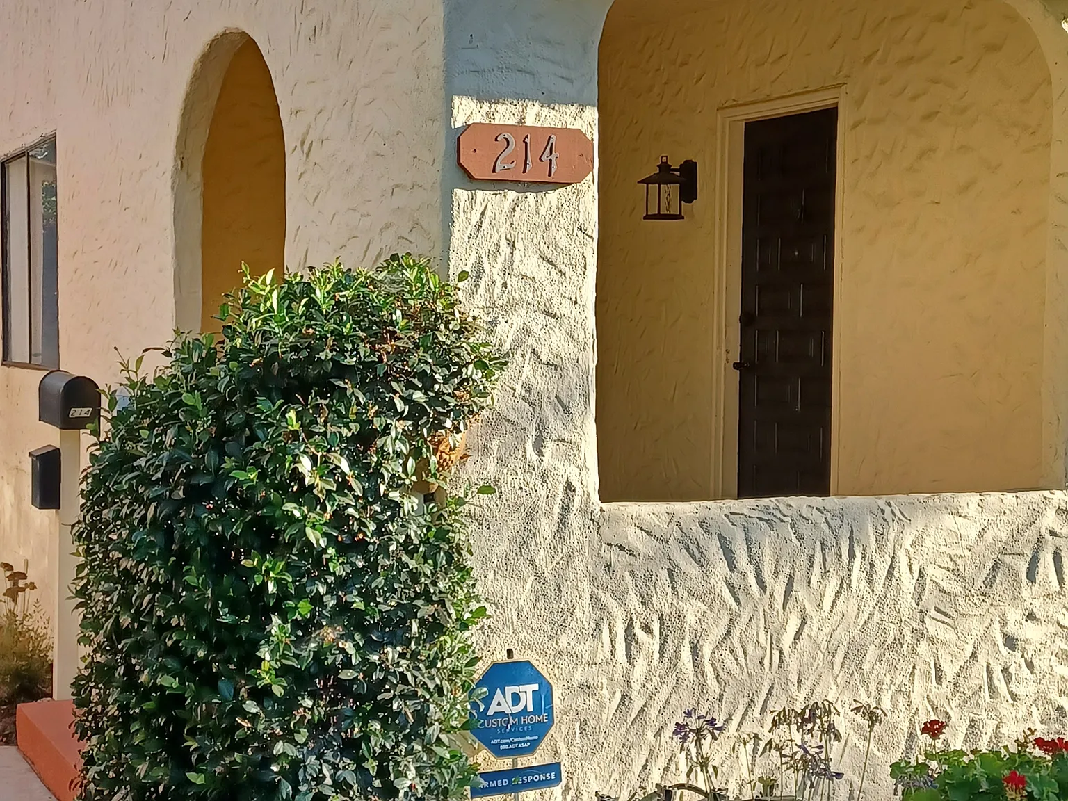 214 E Stocker St — Photo 3
