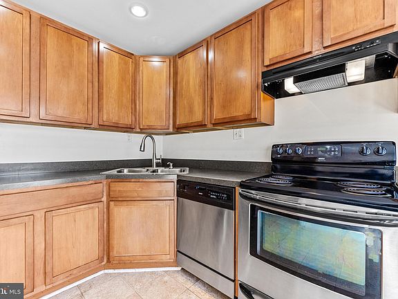3rd image of 22 Woodward Ct