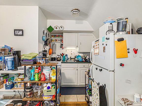 3rd image of 608 W Washington St APT 4